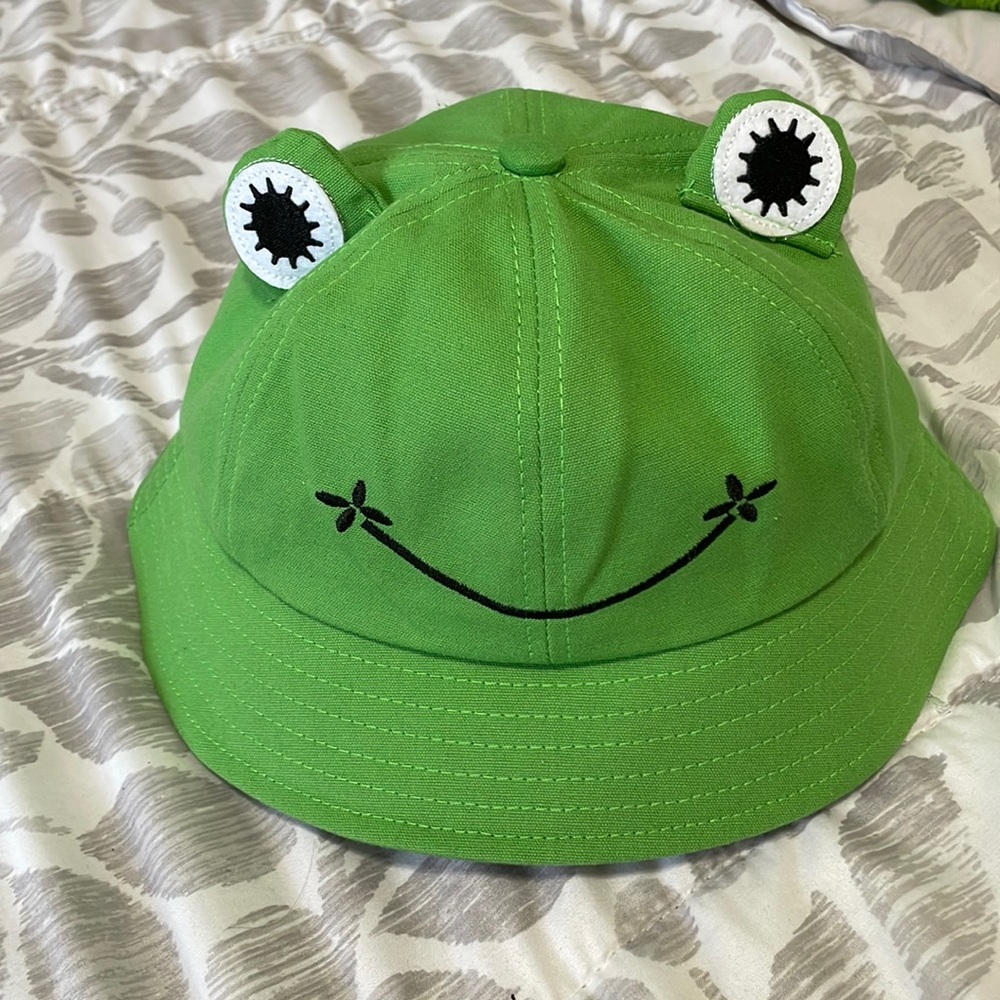 Frog bucket hat